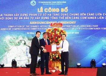 Chủ tịch UBND TP. Đà Nẵng Phạm Đức Ấn (bên phải), trao Quyết định trúng thầu xây dựng Hợp phần B cho Nhà đầu tư Liên danh Công ty Cổ phần Tập đoàn Hateco - Công ty TNHH Cảng biển Hateco - APM Terminals B.V.