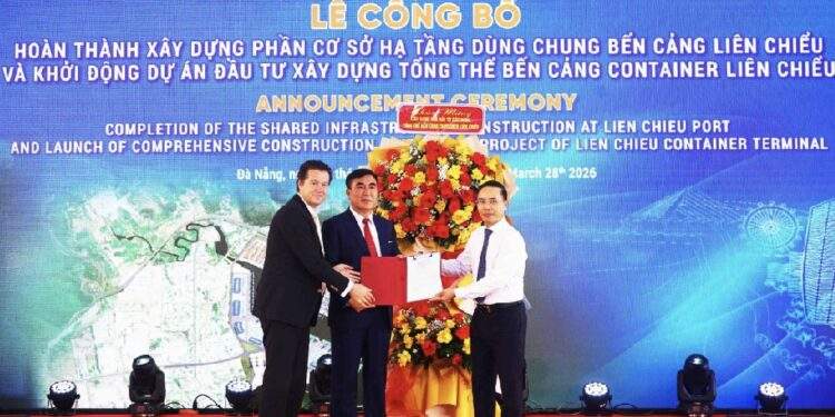 Chủ tịch UBND TP. Đà Nẵng Phạm Đức Ấn (bên phải), trao Quyết định trúng thầu xây dựng Hợp phần B cho Nhà đầu tư Liên danh Công ty Cổ phần Tập đoàn Hateco - Công ty TNHH Cảng biển Hateco - APM Terminals B.V.