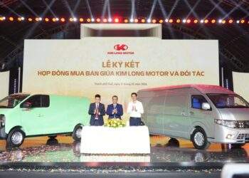 Lễ ký kết hợp đồng mua bán giữa KIM LONG MOTOR và các đối tác, đánh dấu bước khởi đầu cho hoạt động thương mại của các dòng xe mới.