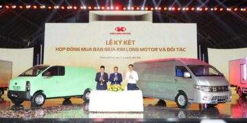 Lễ ký kết hợp đồng mua bán giữa KIM LONG MOTOR và các đối tác, đánh dấu bước khởi đầu cho hoạt động thương mại của các dòng xe mới.