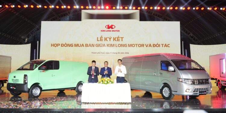 Lễ ký kết hợp đồng mua bán giữa KIM LONG MOTOR và các đối tác, đánh dấu bước khởi đầu cho hoạt động thương mại của các dòng xe mới.