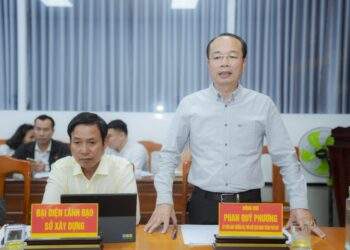 Ông Phan Quý Phương,  Phó Chủ tịch UBND thành phố Huế trao đổi tại buổi làm việc