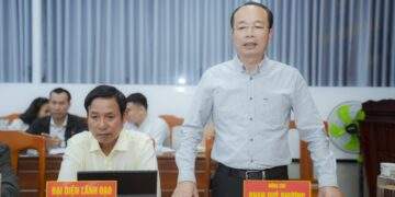 Ông Phan Quý Phương,  Phó Chủ tịch UBND thành phố Huế trao đổi tại buổi làm việc