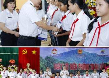 Lãnh đạo Công ty CP ICD Tân Cảng Sóng Thần tặng quà cho học sinh nghèo hiếu học.