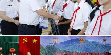 Lãnh đạo Công ty CP ICD Tân Cảng Sóng Thần tặng quà cho học sinh nghèo hiếu học.