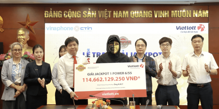 Kiên trì mua Vietlott 5 năm, trúng hơn 114 tỉ đồng