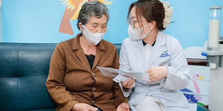 Long Châu và Abbott miễn phí 2.000 liều vắc xin cúm đến người dân miền Trung