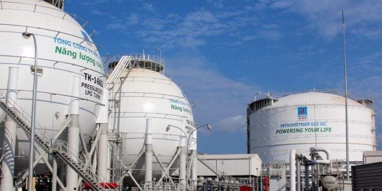 Middle East tensions set to test VN-Index, boost energy stocks