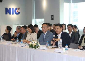 Ông Võ Xuân Hoài, Phó Giám đốc Trung tâm Đổi mới sáng tạo quốc gia trao đổi với báo giới tại buổi công bố thông tin triển lãm. 