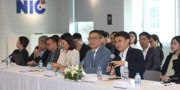 Ông Võ Xuân Hoài, Phó Giám đốc Trung tâm Đổi mới sáng tạo quốc gia trao đổi với báo giới tại buổi công bố thông tin triển lãm. 