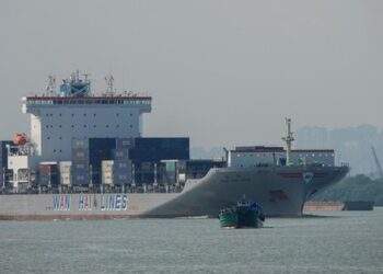 “Nghẽn cổ chai” tại Hormuz, hãng tàu áp thêm phụ phí chiến tranh