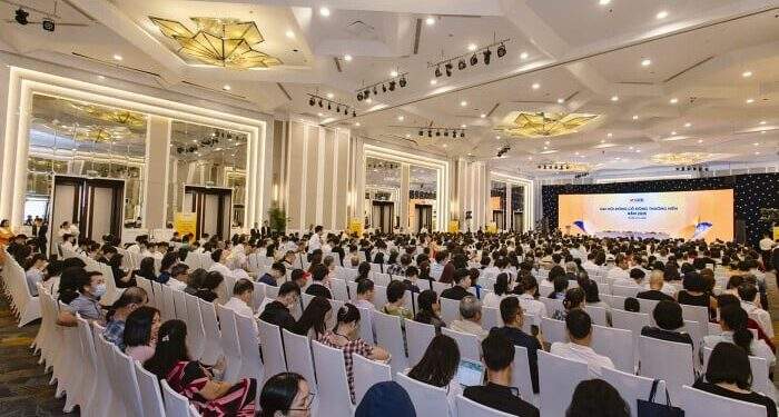 Nóng chuyện thay máu nhân sự, tâm điểm Sacombank