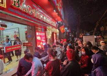 Ông lão 70 tuổi xếp hàng xuyên đêm, giá vàng ngày vía Thần Tài mới nhất