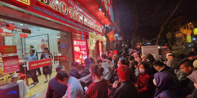 Ông lão 70 tuổi xếp hàng xuyên đêm, giá vàng ngày vía Thần Tài mới nhất