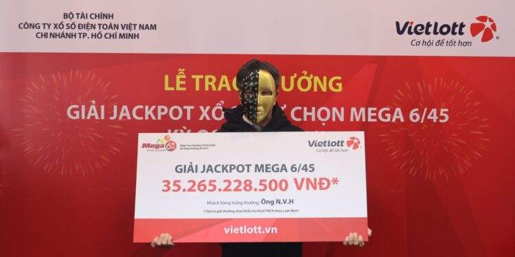 Ông nội trúng hơn 35 tỉ đồng Vietlott nhờ chọn số theo ngày sinh của cháu