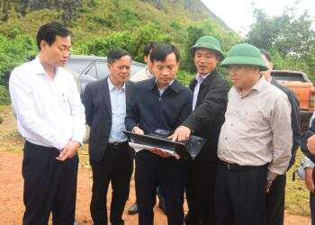 Phó Chủ tịch UBND tỉnh Quảng Trị Lê Đức Tiến khảo sát địa điểm nghiên cứu xây dựng Cụm công nghiệp chuyên ngành Vật liệu xây dựng tại Km27, Quốc lộ 9.