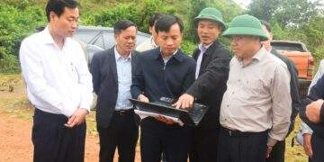 Phó Chủ tịch UBND tỉnh Quảng Trị Lê Đức Tiến khảo sát địa điểm nghiên cứu xây dựng Cụm công nghiệp chuyên ngành Vật liệu xây dựng tại Km27, Quốc lộ 9.