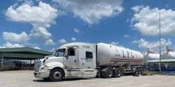 Sự cố sập cầu dẫn và xung đột ở Trung Đông khiến nguồn cung đứt gãy, buộc phải giảm tiến độ giao hàng