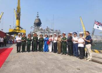 Đại diện lãnh đạo TP. Đà Nẵng đón tiếp chỉ huy tàu HMAS Toowoomba tại cảng Tiên Sa. - Ảnh: Quang Hiếu