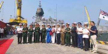 Đại diện lãnh đạo TP. Đà Nẵng đón tiếp chỉ huy tàu HMAS Toowoomba tại cảng Tiên Sa. - Ảnh: Quang Hiếu