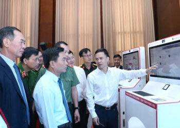 Bí thư Tỉnh ủy Nguyễn Doãn Anh và các đại biểu tham quan các kiosk. Ảnh: Tố Phượng