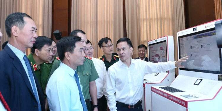 Bí thư Tỉnh ủy Nguyễn Doãn Anh và các đại biểu tham quan các kiosk. Ảnh: Tố Phượng