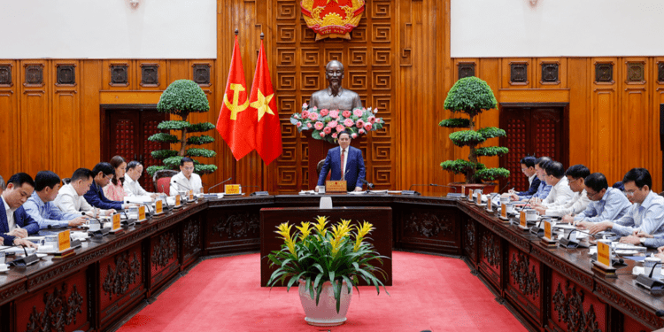 Thủ tướng Chính phủ Phạm Minh Chính làm việc với Tổ công tác về an ninh năng lượng vào chiều 17/3/2026. Ảnh: VGP.