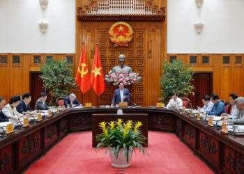 Thủ tướng yêu cầu tập trung vào những giải pháp quan trọng như thực hiện chính sách tiền tệ chủ động, linh hoạt, kịp thời, phù hợp với diễn biến tình hình; chính sách tài khóa mở rộng có trọng tâm, trọng điểm hơn nữa - Ảnh: VGP