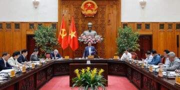 Thủ tướng yêu cầu tập trung vào những giải pháp quan trọng như thực hiện chính sách tiền tệ chủ động, linh hoạt, kịp thời, phù hợp với diễn biến tình hình; chính sách tài khóa mở rộng có trọng tâm, trọng điểm hơn nữa - Ảnh: VGP