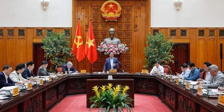 Thủ tướng yêu cầu tập trung vào những giải pháp quan trọng như thực hiện chính sách tiền tệ chủ động, linh hoạt, kịp thời, phù hợp với diễn biến tình hình; chính sách tài khóa mở rộng có trọng tâm, trọng điểm hơn nữa - Ảnh: VGP