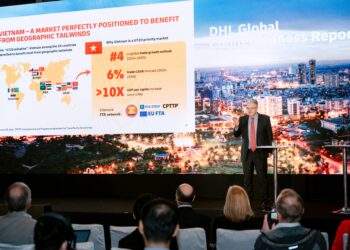 Ông John Pearson, Giám đốc điều hành DHL Express, chia sẻ tại sự kiện công bố báo cáo.