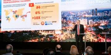 Ông John Pearson, Giám đốc điều hành DHL Express, chia sẻ tại sự kiện công bố báo cáo.