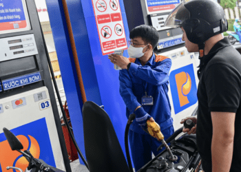 Vì sao xả mạnh quỹ bình ổn giữa đêm, giá xăng dầu vẫn neo ở ngưỡng cao?