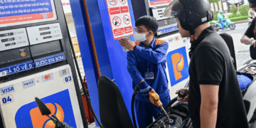 Vì sao xả mạnh quỹ bình ổn giữa đêm, giá xăng dầu vẫn neo ở ngưỡng cao?