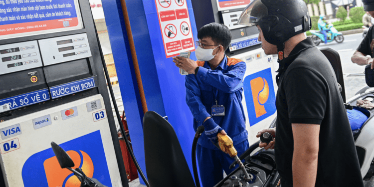 Vì sao xả mạnh quỹ bình ổn giữa đêm, giá xăng dầu vẫn neo ở ngưỡng cao?