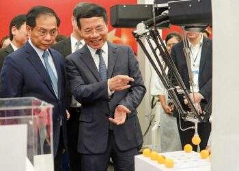 Bộ trưởng Bộ Khoa học và Công nghệ Nguyễn Mạnh Hùng giới thiệu với Phó Thủ tướng Bùi Thanh Sơn về các sản phẩm do Việt Nam phát triển tại Triển lãm “80 năm hành trình độc lập - tự do - hạnh phúc”.