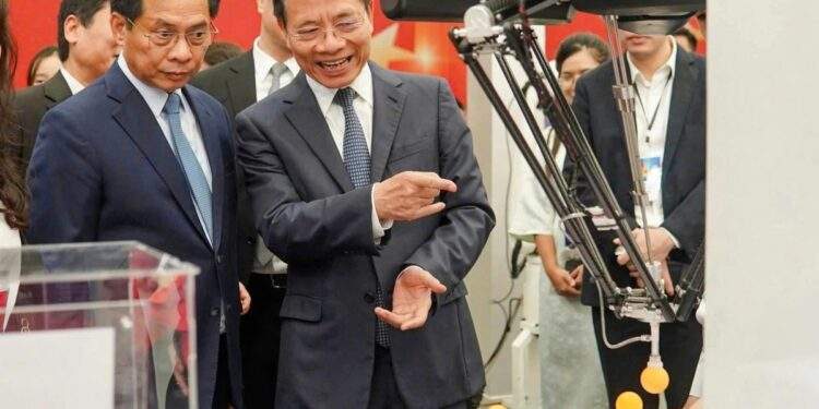 Bộ trưởng Bộ Khoa học và Công nghệ Nguyễn Mạnh Hùng giới thiệu với Phó Thủ tướng Bùi Thanh Sơn về các sản phẩm do Việt Nam phát triển tại Triển lãm “80 năm hành trình độc lập - tự do - hạnh phúc”.