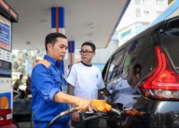 Vietnam cuts petrol tax to stabilise market