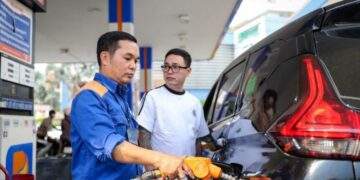 Vietnam cuts petrol tax to stabilise market