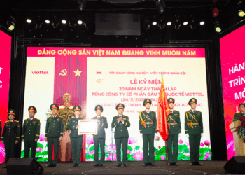 Thay mặt lãnh đạo Đảng và Nhà nước, Đại tướng Phan Văn Giang, Ủy viên Bộ Chính trị, Bộ trưởng Bộ Quốc phòng đã trao danh hiệu Anh hùng lao động cho Viettel Global. 