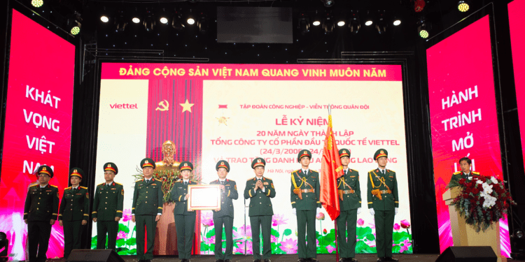 Thay mặt lãnh đạo Đảng và Nhà nước, Đại tướng Phan Văn Giang, Ủy viên Bộ Chính trị, Bộ trưởng Bộ Quốc phòng đã trao danh hiệu Anh hùng lao động cho Viettel Global. 
