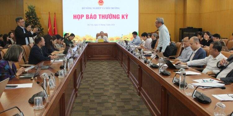 Thứ trưởng Phùng Đức Tiến chủ trì buổi họp báo của Bộ Nông nghiệp và Môi trường. Ảnh: Chu Khôi.
