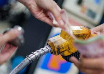 Xe khách tăng giá vé; Bộ Công Thương tính phương án hạ nhiệt giá xăng dầu