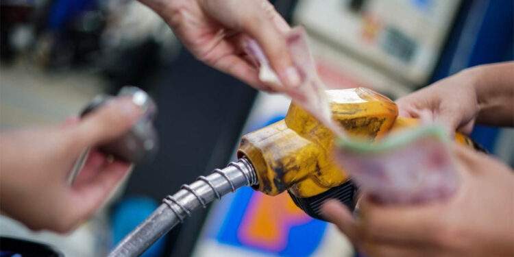 Xe khách tăng giá vé; Bộ Công Thương tính phương án hạ nhiệt giá xăng dầu