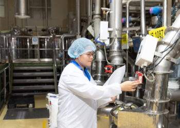 ‘Bản thiết kế’ phía sau những người phụ nữ tự tin nơi dây chuyền sản xuất