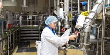 ‘Bản thiết kế’ phía sau những người phụ nữ tự tin nơi dây chuyền sản xuất