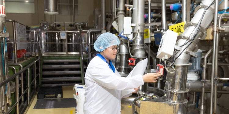 ‘Bản thiết kế’ phía sau những người phụ nữ tự tin nơi dây chuyền sản xuất