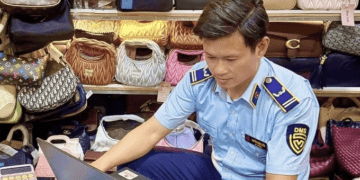 7 sellers in Da Nang fined for selling fake Gucci, Chanel, Hermes products