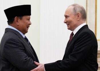 Tổng thống Nga Vladimir Putin (phải) bắt tay Tổng thống Indonesia Prabowo Subianto(trái) trong cuộc gặp tại Điện Kremlin ở Moscow, Nga, ngày 10/12/2025. Ảnh: Alexander Zemlianichenko/Pool