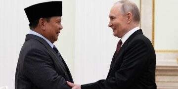 Tổng thống Nga Vladimir Putin (phải) bắt tay Tổng thống Indonesia Prabowo Subianto(trái) trong cuộc gặp tại Điện Kremlin ở Moscow, Nga, ngày 10/12/2025. Ảnh: Alexander Zemlianichenko/Pool